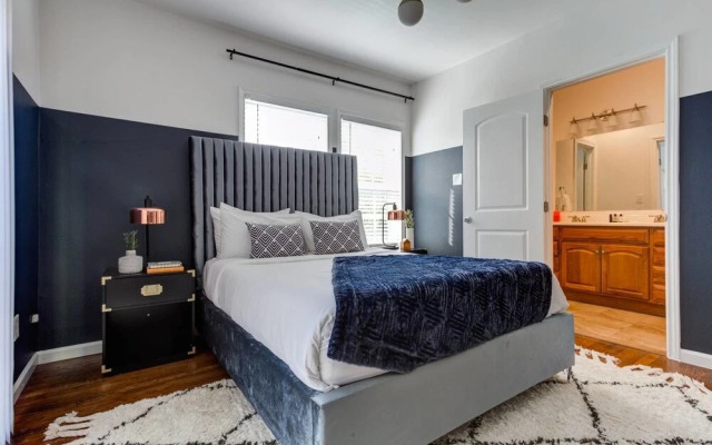 Stylish 3br/2ba Duplex Austin Home w/ Balcony