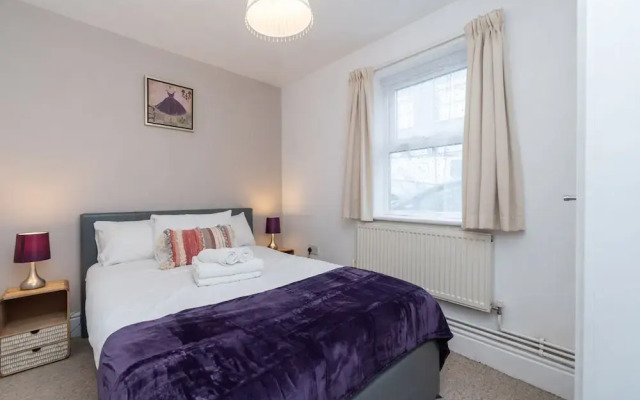 Spacious 2 Bed Southville Flat Near Harbourside