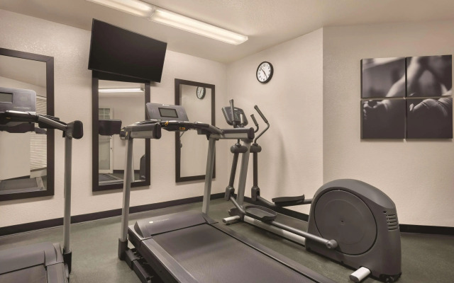 Country Inn & Suites by Radisson, Germantown, WI