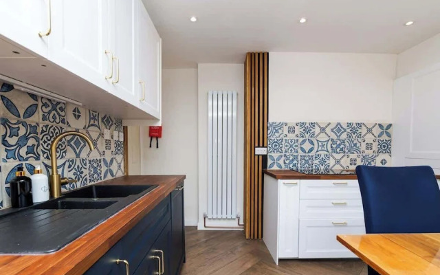 3 Bed House-free Parking