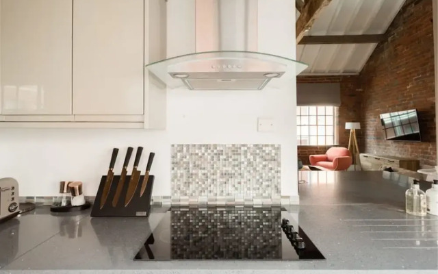 The Warehouse Loft - Trendy Converted Warehouse 3bdr