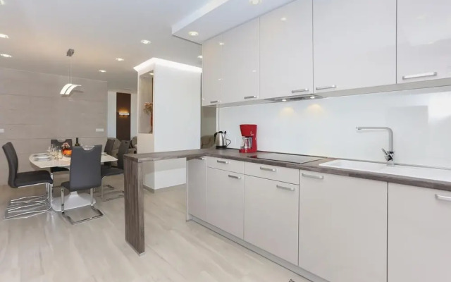 Stunning Home in Kastel Stafilic With Wifi and 6 Bedrooms