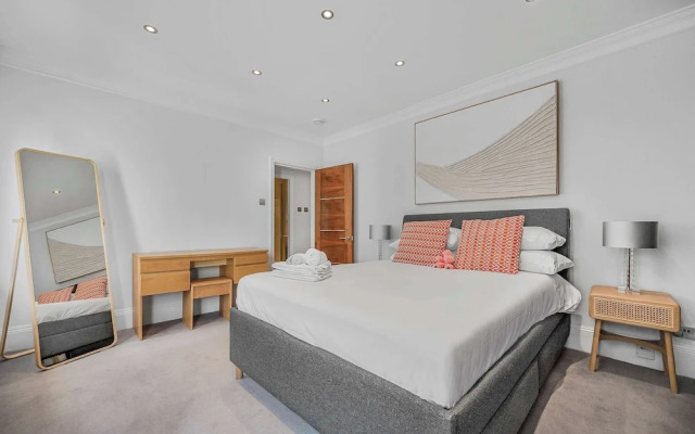 A Scholar s Gallery - Bloomsbury - by Frankie Says