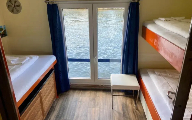 Eastern Comfort - The swimming hostel