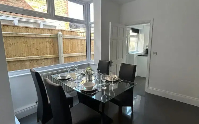 NEW 4 Double Bedrooms Large House