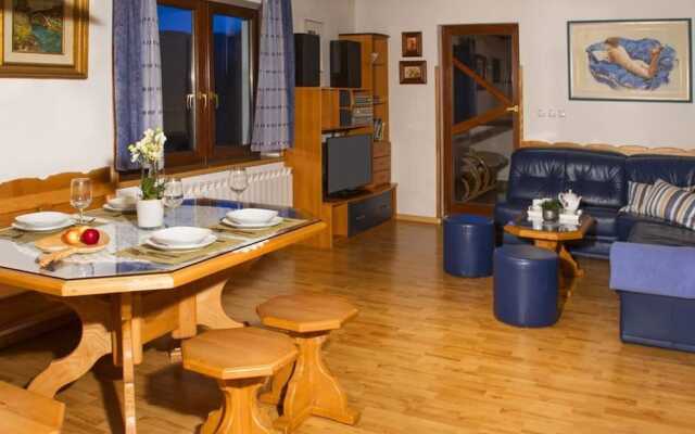 Secluded Holiday Home with Hot Tub in Kozji Vrh