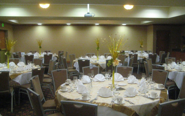 Holiday Inn & Suites Oakland Airport by IHG