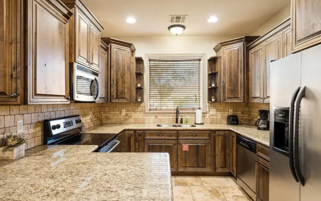 Coral Springs Getaway - Outdoor and Indoor Heated Pool - Close to Zion National Park