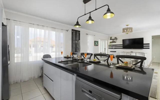 Beautiful 3br4ba Amazing Location w Private Pool
