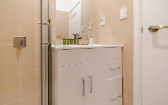 Takapuna Central Spacious & New Home 3