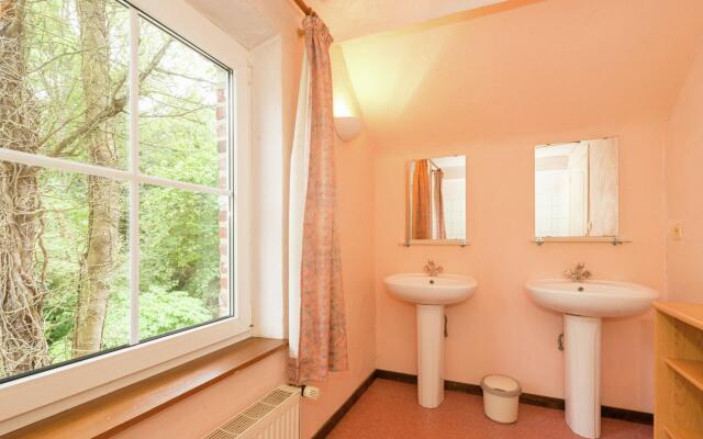 Glorious Holiday Home in Weris with Jacuzzi
