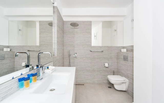 Luxurious 3BR Beach Front Apt Parking