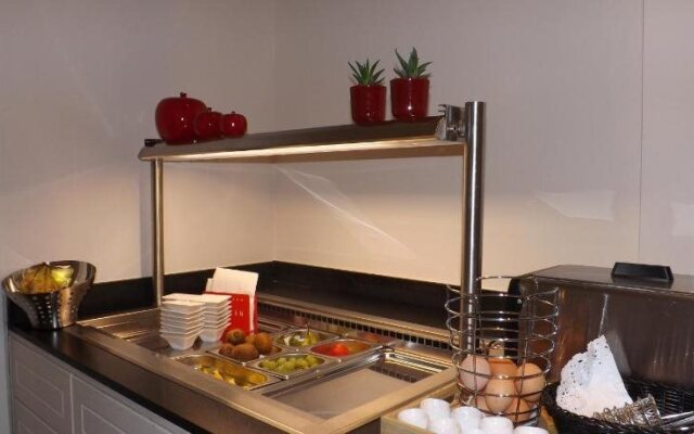 Le Parisien Hotel Bistro