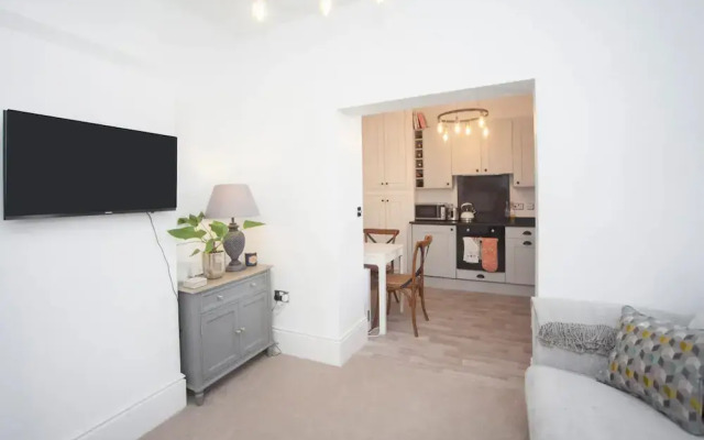 Elegant 1 Bedroom Flat With Period Features in Bristol