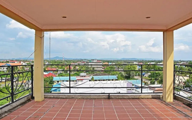 Mad Monkey Hostel Kampot