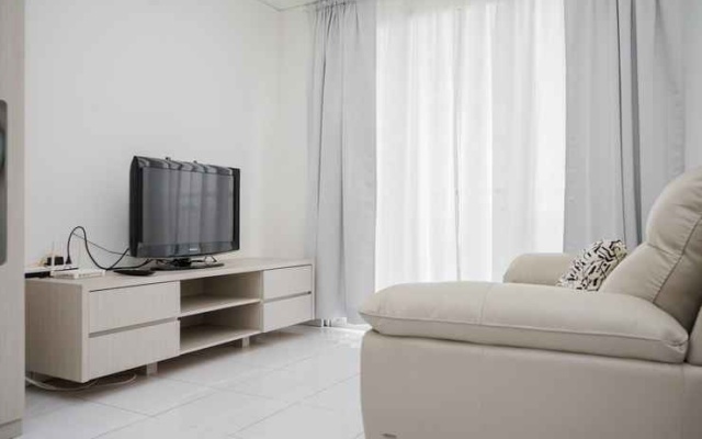 Comfy and Modern Look 2BR at Casa De Parco Apartment By Travelio – Guest Rooms – Legok