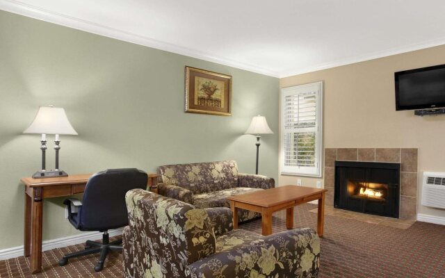 Travelodge Inn & Suites by Wyndham Gardena CA