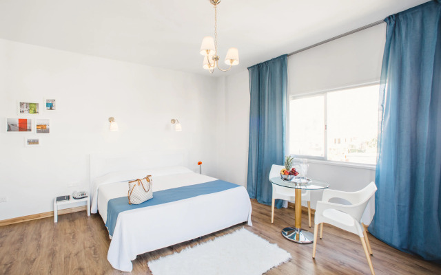 Mikes Kanarium Hotel