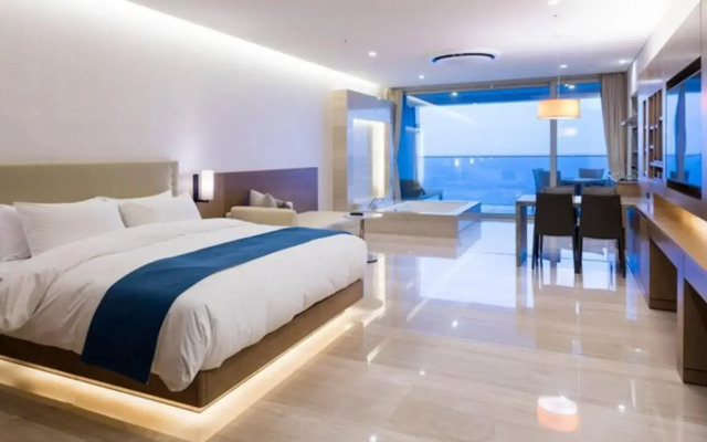Sun Cruise Resort and Yacht