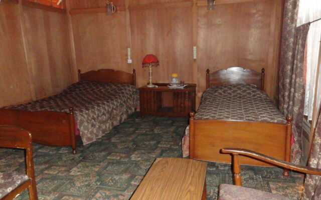 Kharpalace group of houseboats