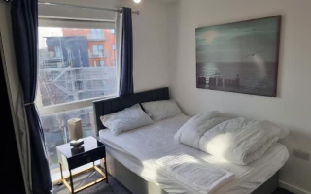 Impeccable 2 Bed Apartment In Salford