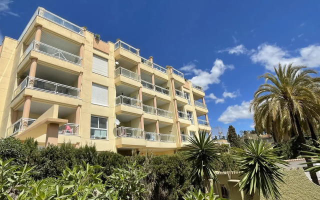South facing apartment, 7 mins walk from beach