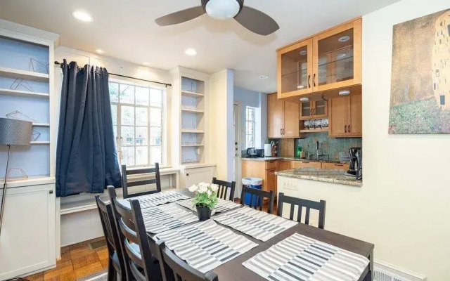 Spacious 4BR CozySuites in Old Town Alexandria