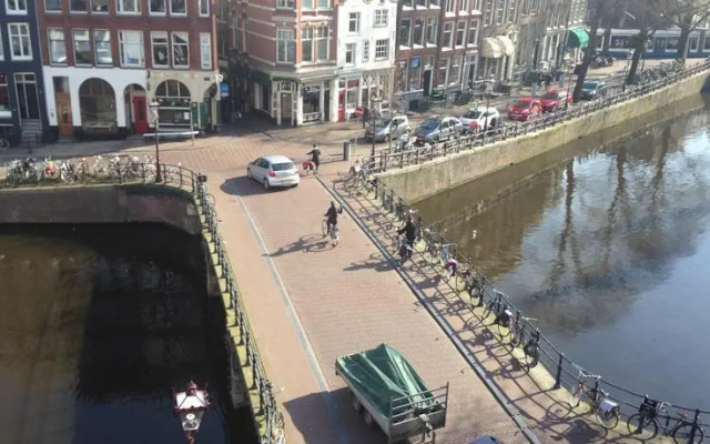 amsterdam canal house