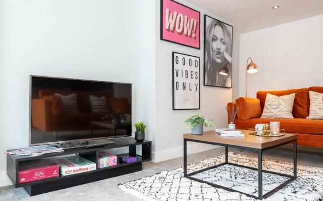 Stylish 2 bed town centre apartment with parking