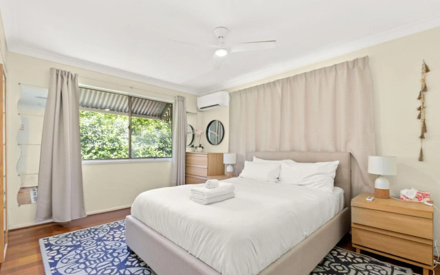 Kozyguru Albion Charming House With 3 Bedroom Parking -Qal035