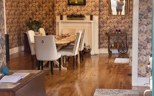 Red Rose Inn Bed & Breakfast