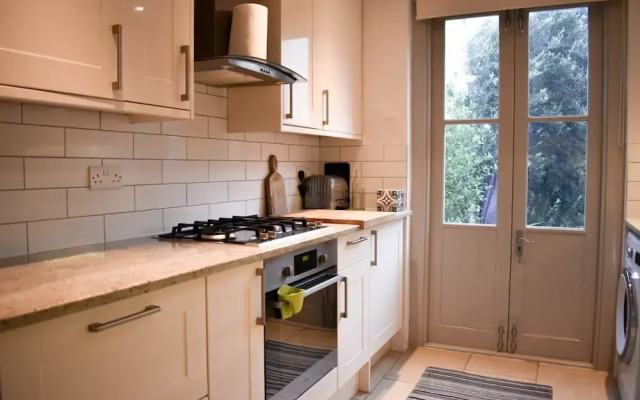 2BD Seafront Flat w Tasteful Decor & Large Garden