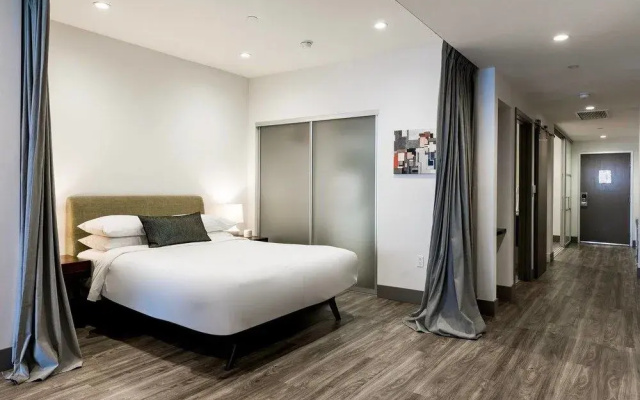 Bright, Cozy & Clean in DTLA w/ Amazing Rooftop!