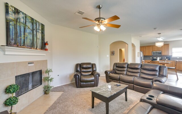 Pet-friendly Pearland Home ~ 21 Mi to Houston!