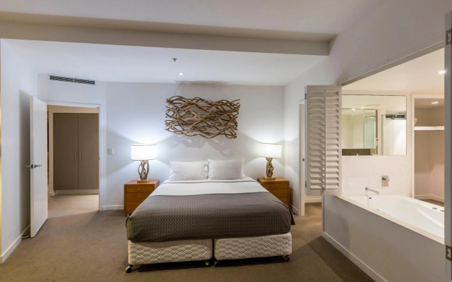 Artique Surfers Paradise – Guest Rooms – Gold Coast