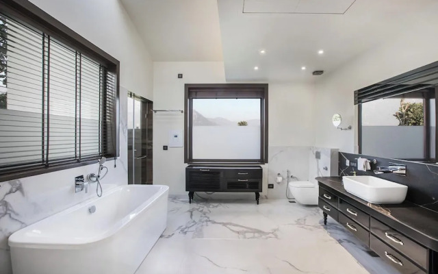 A Majestic and Luxurious Villa Overlooking the Ganges
