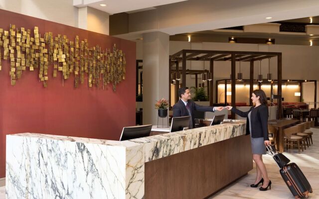 Hilton Phoenix Suites