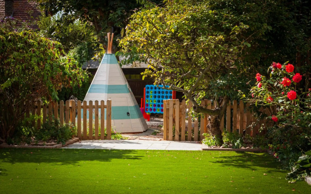 Sea Glimpses with free parking and garden