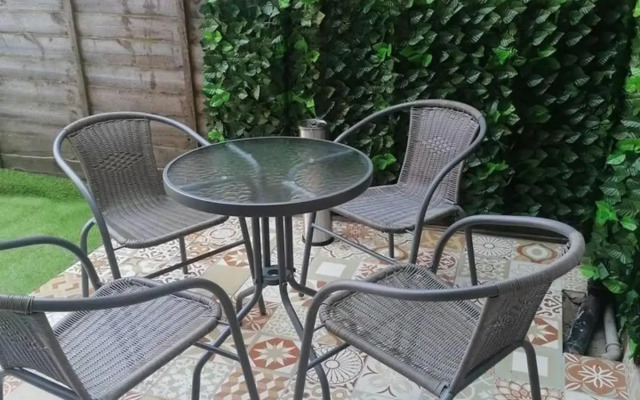 Beach Apartment - Sleeps 4, Garden & Parking