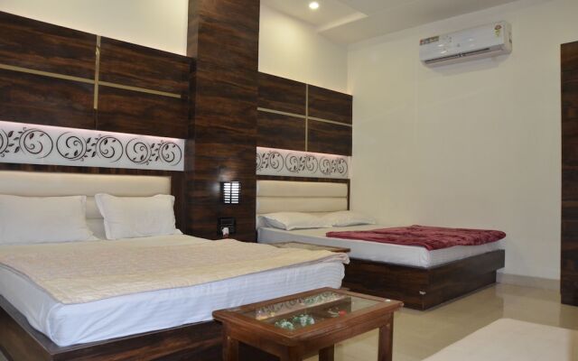 Itsy Hotels Anjali Mahal 500, Mtrs From Mathura Railway Station