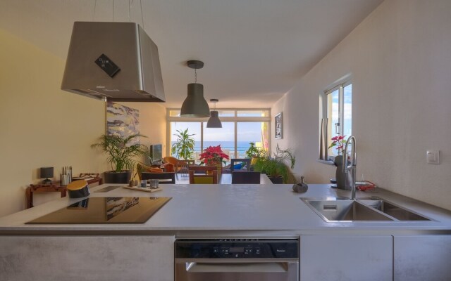 Charming Paint House Apartment in Pestana