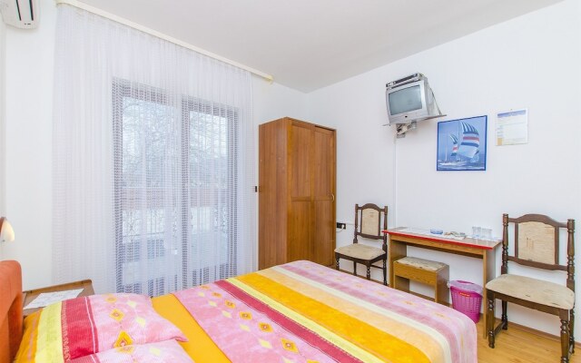 Apartments and Rooms Iva
