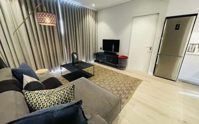 Urban Elephant 16 on Bree