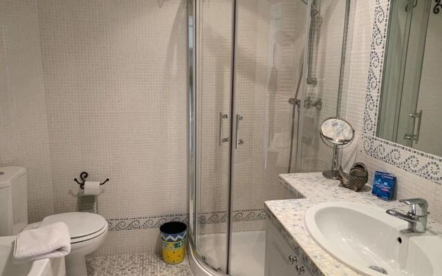 Sea View Flat, beach access by GuestReady