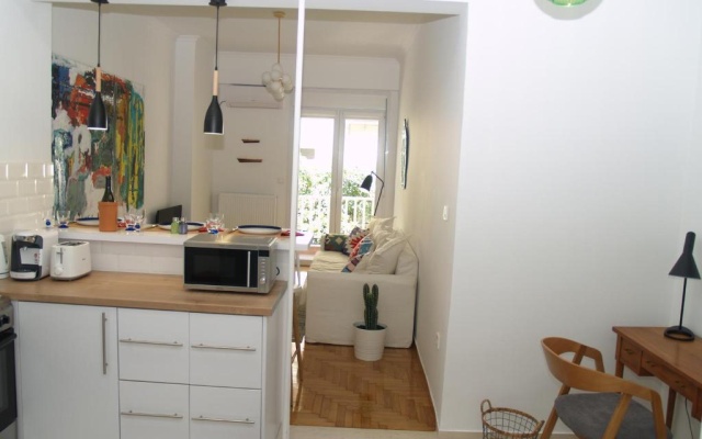 A Refreshed & Rich in Details Apartment in Piraeus (Passalimani - Marina Zeas)