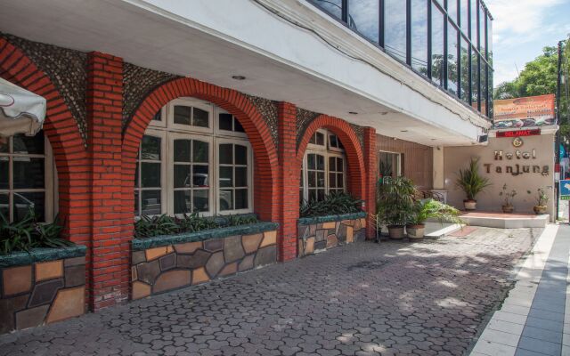 RedDoorz Near Tunjungan Plaza