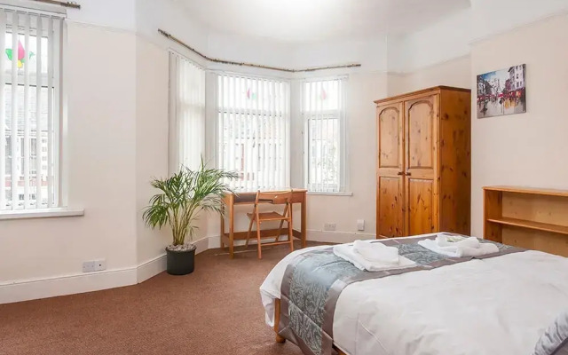 Spacious Victorian 4 bed house near Heath Hospital