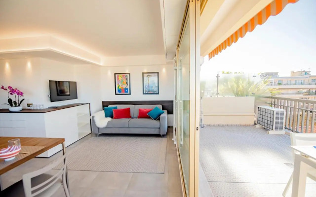High Standing with Incredible Old Antibes and Sea views