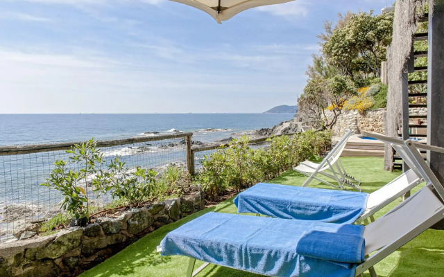 Seafront Apartment in a Splendid Position Overlooking the Sea-vistamare