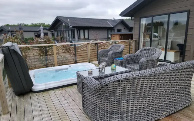 Luxury 2-bed Lodge in Routh, Sleeps 4 With Hot Tub